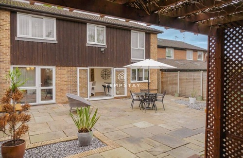 Sunninghill House | Spacious 5 bed Sunninghill with driveway parking