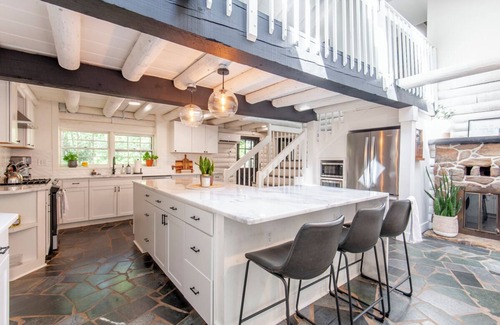 Mountain Valley Cabin | Spacious 5-bedroom Cabin on 12 acres close to Wineries/Breweries/Hiking