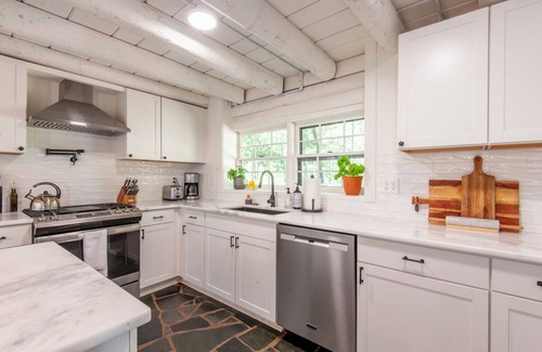 Mountain Valley Cabin | Spacious 5-bedroom Cabin on 12 acres close to Wineries/Breweries/Hiking