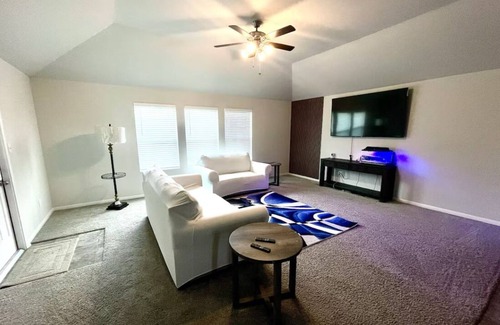 Rosenberg House | Spacious 5-bedroom building in charming Rosenberg with WiFi, AC, fitness room