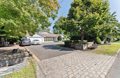 Bay Shore House | Spacious 5-bedroom house with WiFi, Close to 5000sqf