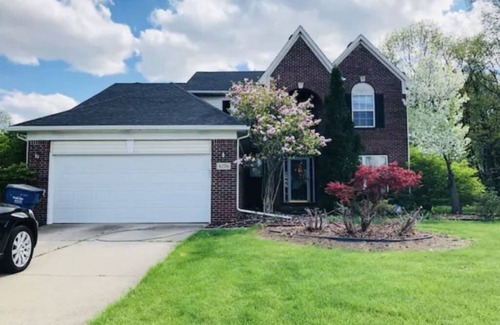 Mitchell House | Spacious 5-bedroom house with pool table near UofM