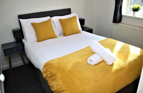 Aylesbury House | Spacious 5 Bedroom House Close To Town Center