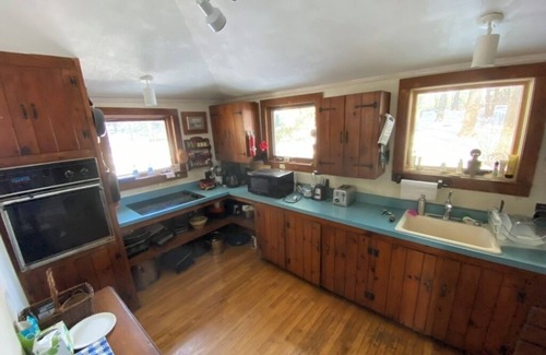 Charlotte House | Spacious 5-bedroom Lake Camp in Charlotte