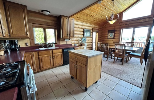 Loretto House | Spacious 5-bedroom lakefront house in charming Vulcan with WiFi, AC
