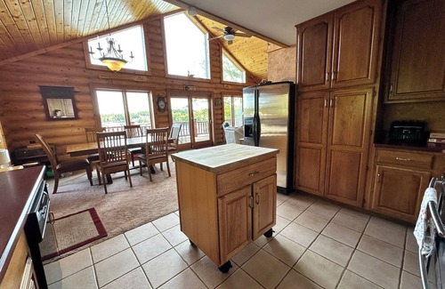 Loretto House | Spacious 5-bedroom lakefront house in charming Vulcan with WiFi, AC