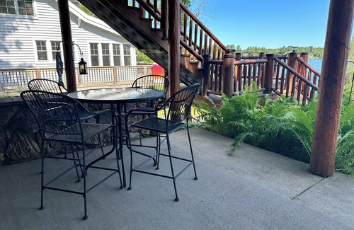 Loretto House | Spacious 5-bedroom lakefront house in charming Vulcan with WiFi, AC
