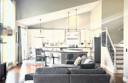 Fox Valley House | Spacious 5-bedroom house with WiFi, AC in tranquil Bolingbrook