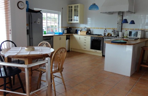 Alcobaca Villa | Spacious 5 Bedroom villa. Heated indoor pool. Unlimited WiFi. Cable TV.