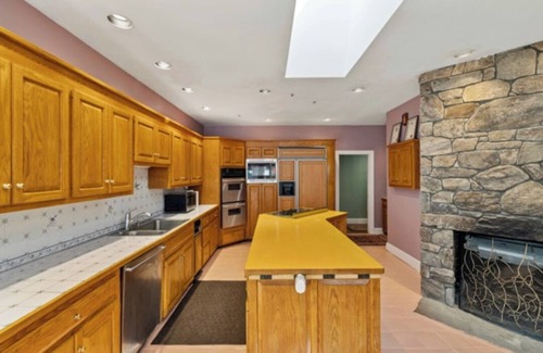 Redding Ridge Villa | Spacious 5-bedroom villa with WiFi and AC in charming Redding