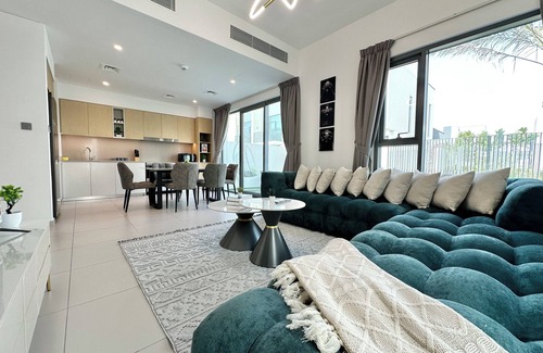 Dubai Villa | Spacious 5-bedroom villa in fabulous Dubai with fitness room, WiFi