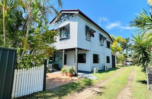 Bundaberg North House | Spacious 5 BR Family Home with free WIFI & AC pet friendly