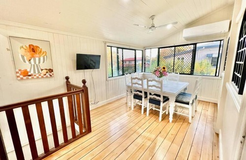 Bundaberg North House | Spacious 5 BR Family Home with free WIFI & AC pet friendly