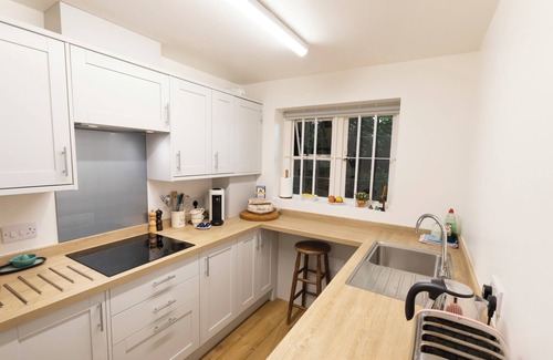 Stratton Cottage | Spacious 5* guest house with private tennis court and beautiful gardens