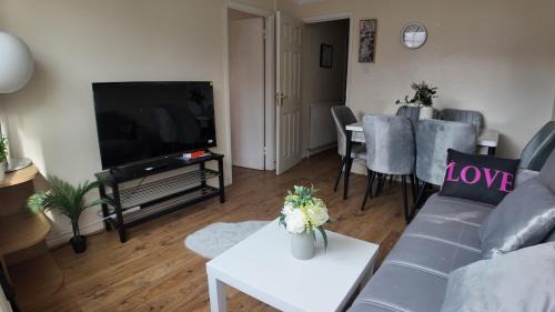 Thamesfield Apartment | Spacious 5BR 3BA Duplex in Prime Zone 2 Near Tube and River