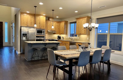 Vancouver House | Spacious 5BR Retreat, Hot Tub, Sleeps 12, Pets