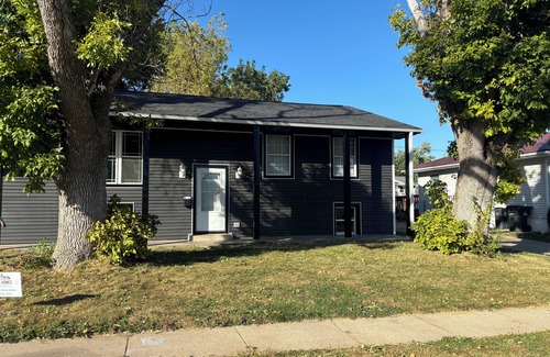 Cedar Rapids House | Spacious 6 Bed House, Wifi, TVs in all rooms. Jetted Tub, 2.5 Bath Close to I380