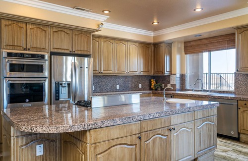 Agua Dulce House | Spacious 6- bedroom, 8 beds, 7 bathroom home with beautiful lake view