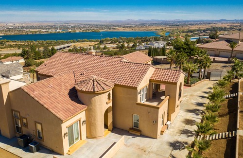 Agua Dulce House | Spacious 6- bedroom, 8 beds, 7 bathroom home with beautiful lake view