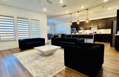 Melissa House | Spacious 6 Bedroom Home- Near Historic McKinney