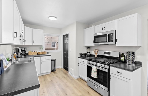 Lansing House | Spacious 6-bedroom house in awesome Lansing with AC, WiFi