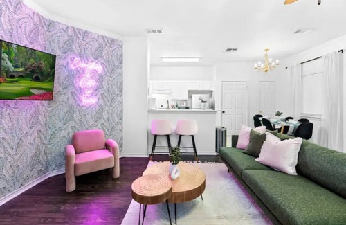Austin House | Spacious 6-bedroom house with WiFi, Backyard and AC in amazing Austin!