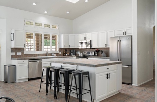 Paradise Park Vista House | SPACIOUS 7 bedroom/4 bath retreat with HEATED POOL & spa