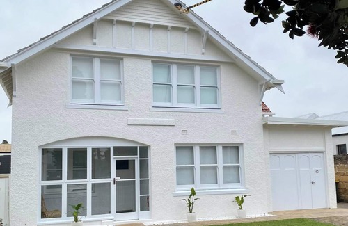 Hamilton House | Spacious 7-bedroom house with WiFi, AC in beautiful Hamilton