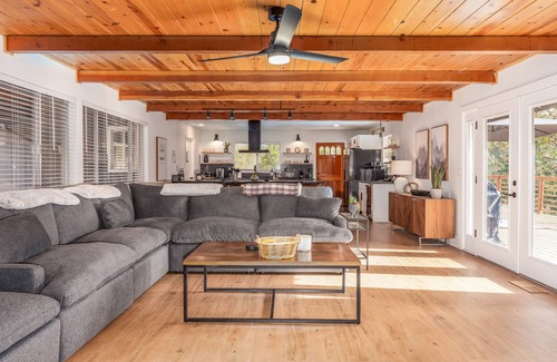 Yosemite Forks House | Spacious 7BR Yosemite Retreat - Hot Tub/Pet-Friendly