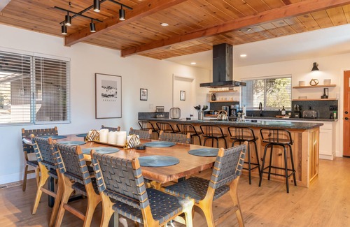 Yosemite Forks House | Spacious 7BR Yosemite Retreat - Hot Tub/Pet-Friendly