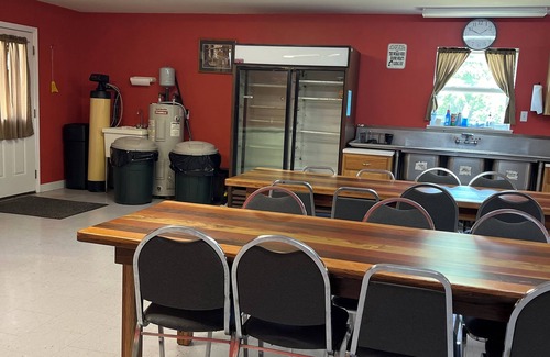 Michael House | Spacious 8-bedroom lodge in delightful Batchtown with WiFi, AC