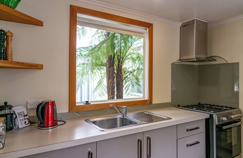 Palmerston North House | Spacious Accommodation Ideal for Contractors, Remote Workers, or Group Travel.