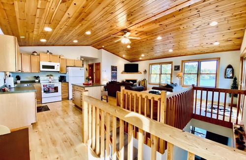 Luck Cabin | Spacious and Charming Lakefront Cabin