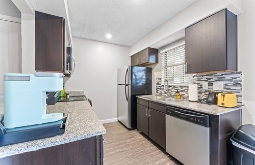 Riverside Apartment | Spacious and Chic King Bed 2BR Suite 5 Min to DT