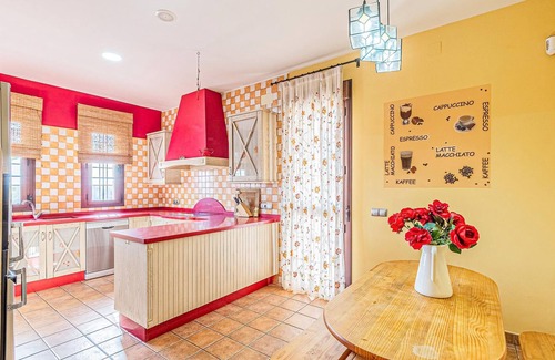 La Carlota House | Spacious and comfortable cottage in the village of La Carlota.