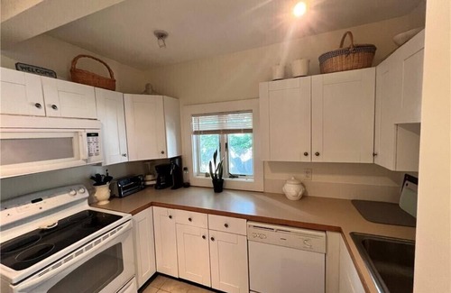 Off Broadway House | Spacious and comfy, walk to Broadway or downtown, 2 min to beach, parking