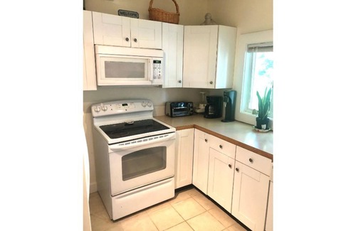 Off Broadway House | Spacious and comfy, walk to Broadway or downtown, 2 min to beach, parking