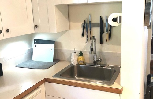 Off Broadway House | Spacious and comfy, walk to Broadway or downtown, 2 min to beach, parking