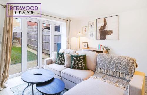 Sherborne St. John House | SPACIOUS AND COSY 3 BEDROOM 2 BATHROOM SERVICED HOUSE WITH FREE WiFi AND FREE PARKING FOR 2 CARS, NEXT TO BASINGSTOKE HOSPITAL AND PERFECT FOR BUSINESS STAYS, FAMILIES, RELOCATIONS, EXTENDED STAYS, AND EMERGENCY ACCOMMODATION by REDWOOD STAYS