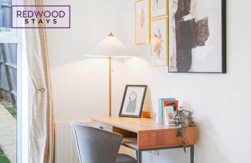 Sherborne St. John House | SPACIOUS AND COSY 3 BEDROOM 2 BATHROOM SERVICED HOUSE WITH FREE WiFi AND FREE PARKING FOR 2 CARS, NEXT TO BASINGSTOKE HOSPITAL AND PERFECT FOR BUSINESS STAYS, FAMILIES, RELOCATIONS, EXTENDED STAYS, AND EMERGENCY ACCOMMODATION by REDWOOD STAYS