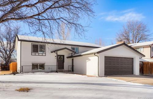 Ralston Valley House | Spacious and Cozy 5 Bed 3 Bath Vacation House W 2 King 3 Queen! Sleep 12! 15Min to Red Rocks