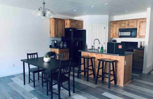 Spanish Fork House | Spacious and Modern Suburban Townhome