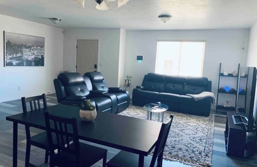 Spanish Fork House | Spacious and Modern Suburban Townhome