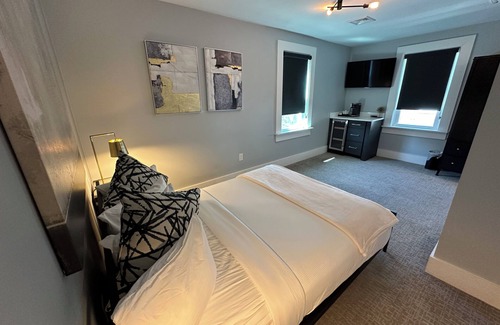 Historic Hill Hotel | Spacious and modern 1 Bed/1 Bath/Dog friendly with parking on Historic Pelham St.