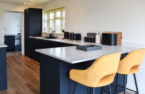 Cylch-Y-Garn House | Spacious and modern 4 bedroomed detached house with panoramic views