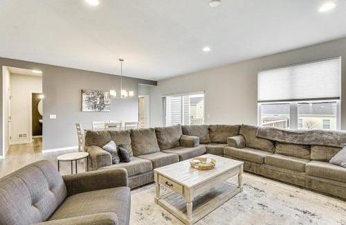 Hanover House | Spacious and Modern Home with Deck in Oregon!