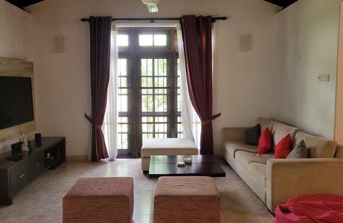 Wellawatte House | Spacious and Serene 5-bedroom Family Home with AC and WiFi in Colombo