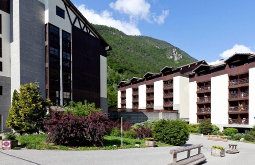 Brides-les-Bains Apartment | Spacious Apartment for 8 with Balcony, Parking, Ski Locker, and Wi-Fi in Brides-les-Bains