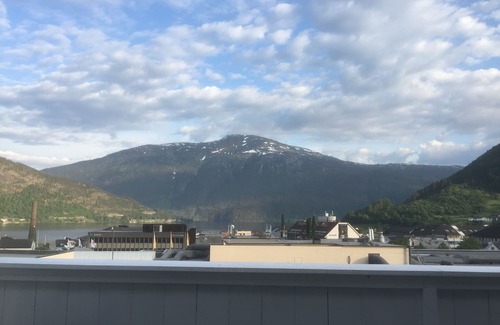 Sogndal Apartment | Spacious apartment in Sogndal center. Short road to mountain and fjord.