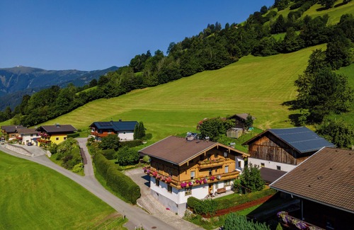 Zell am See Apartment | Spacious apartment with beautiful mountain views